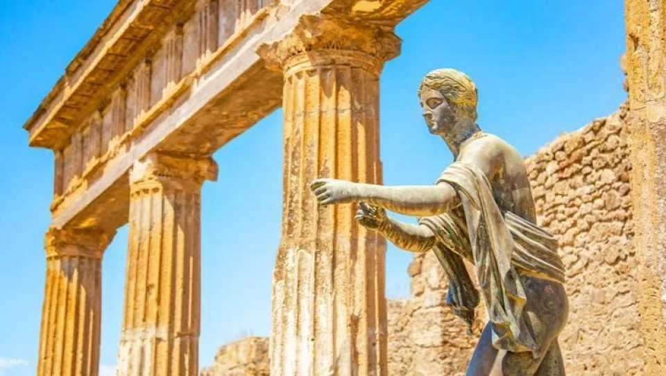 Naples pass with Pompeii, Underground and hop-on hop-off bus tour