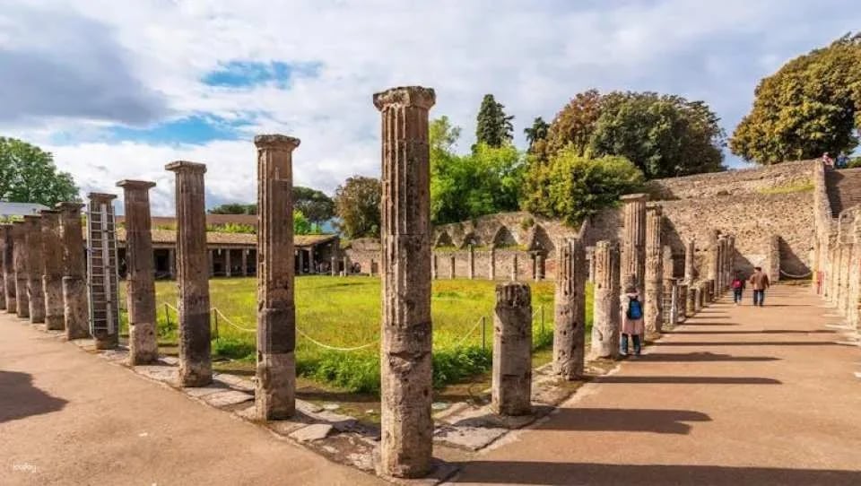 Naples pass with Pompeii, Underground and hop-on hop-off bus tour