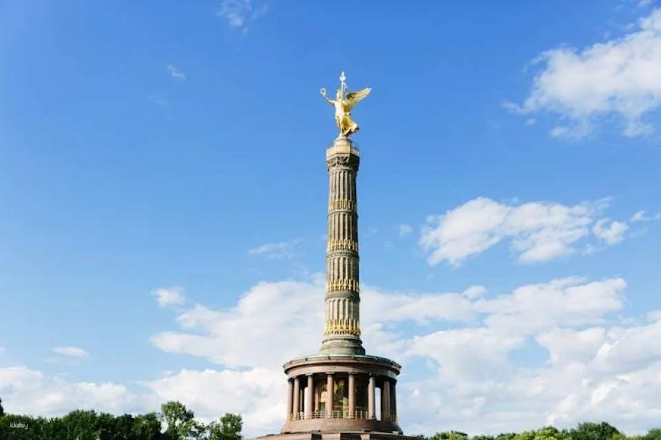 Berlin history city bike tour with beer garden stop