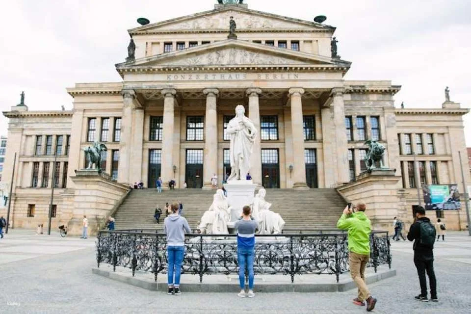 Berlin history city bike tour with beer garden stop