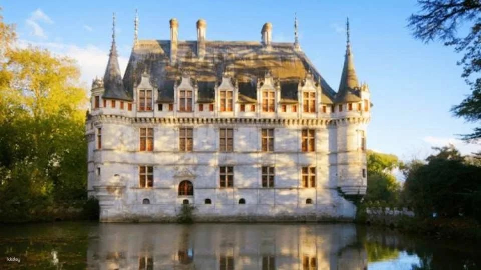 Loire Valley Day from Tours with Visit to Azay le Rideau and Villandry