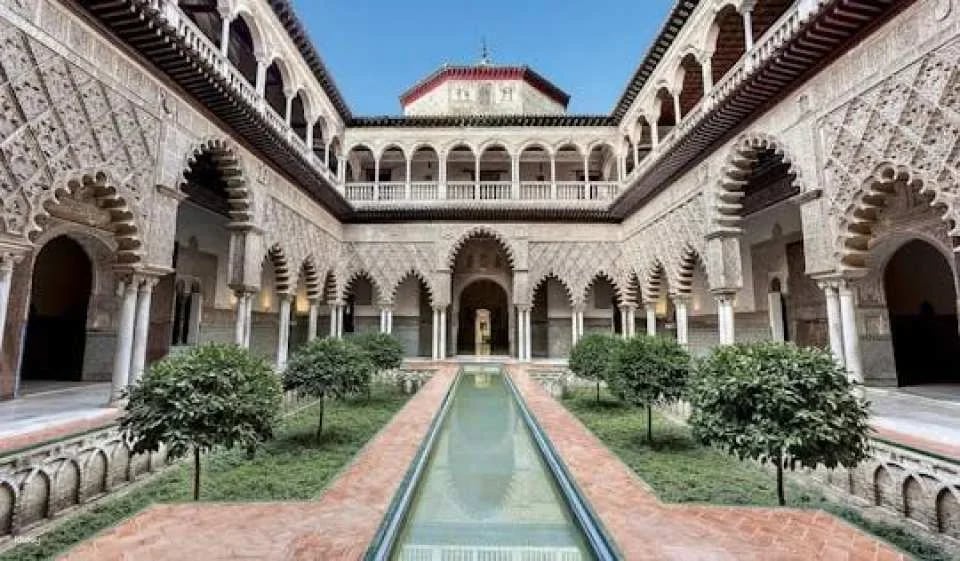 Royal Alcazar, Cathedral and Giralda small group tour