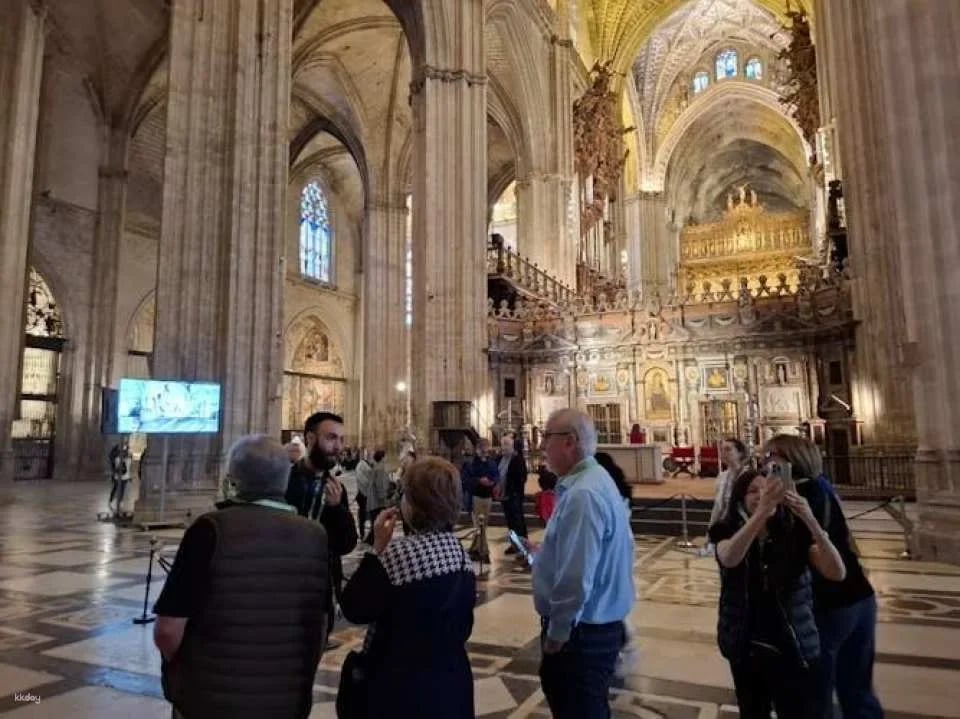 Royal Alcazar, Cathedral and Giralda small group tour