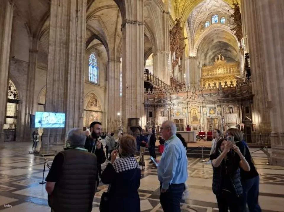 Royal Alcazar, Cathedral and Giralda small group tour