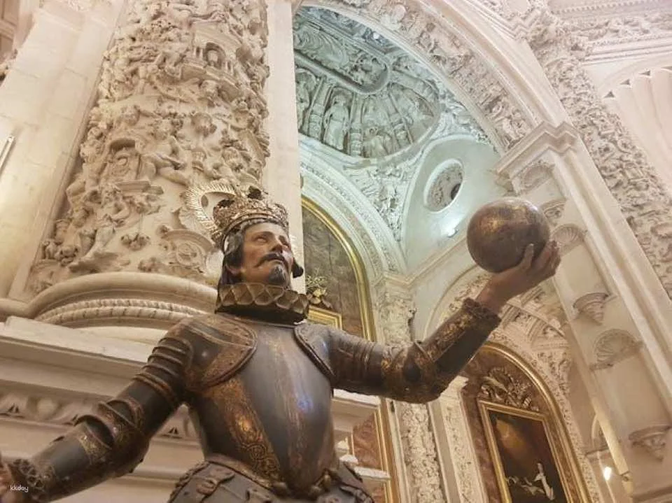 Royal Alcazar, Cathedral and Giralda small group tour