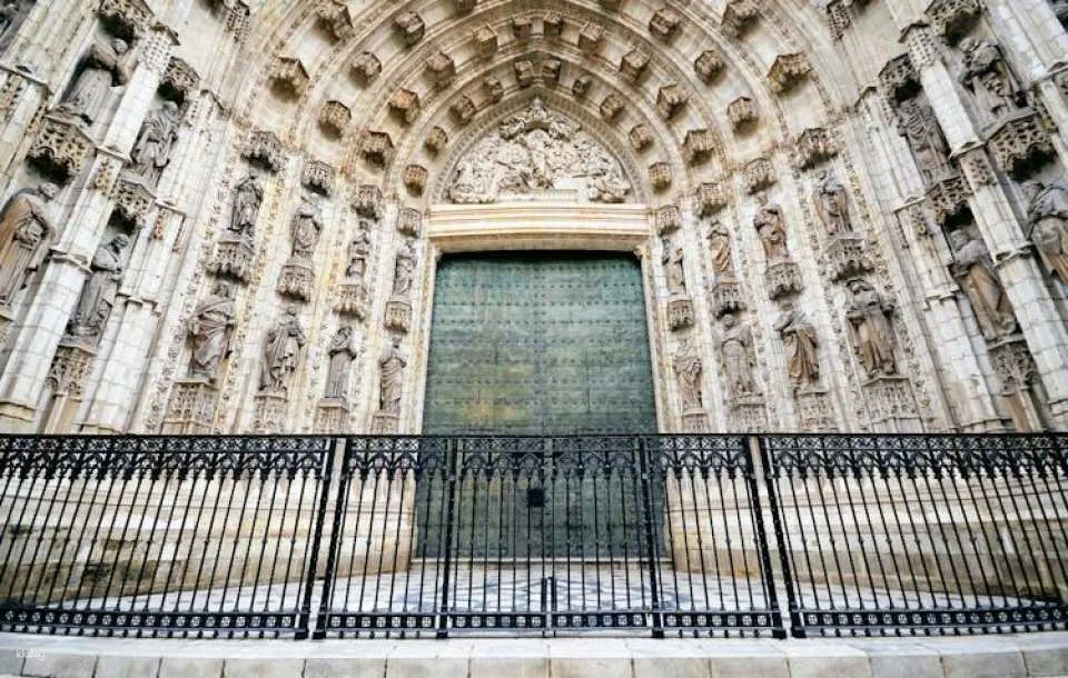 Royal Alcazar, Cathedral and Giralda small group tour