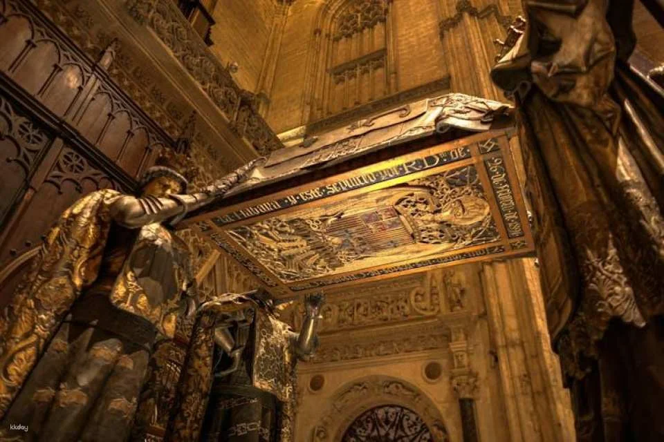 Royal Alcazar, Cathedral and Giralda small group tour