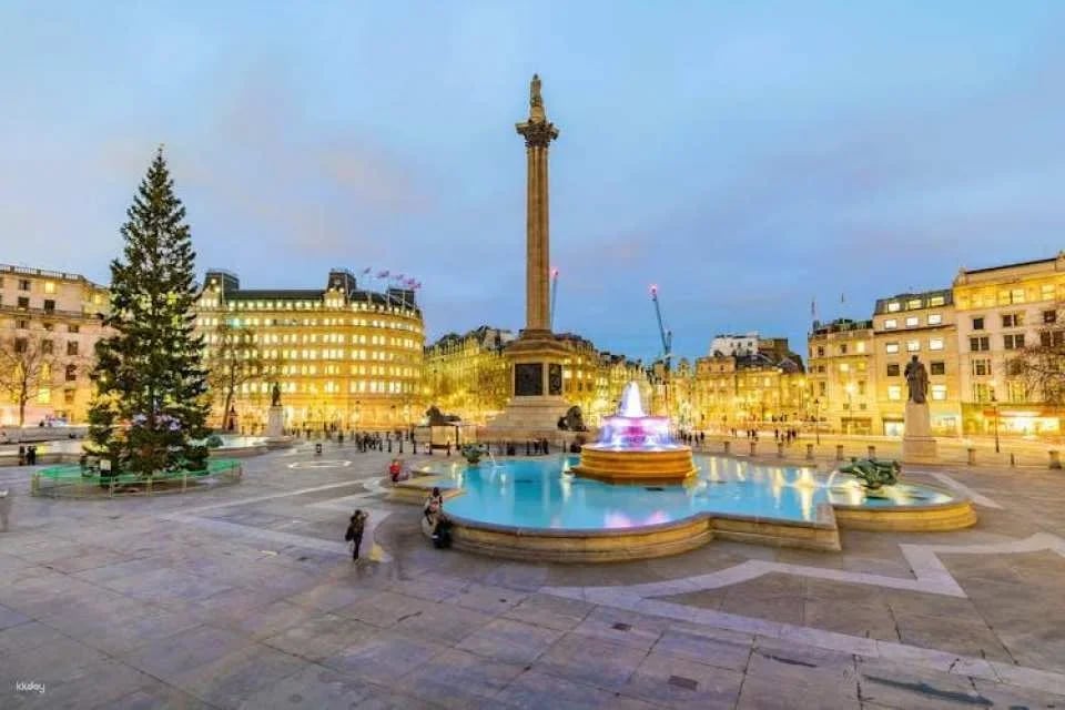 London Christmas Lights Tour by Vintage Double-Decker Bus
