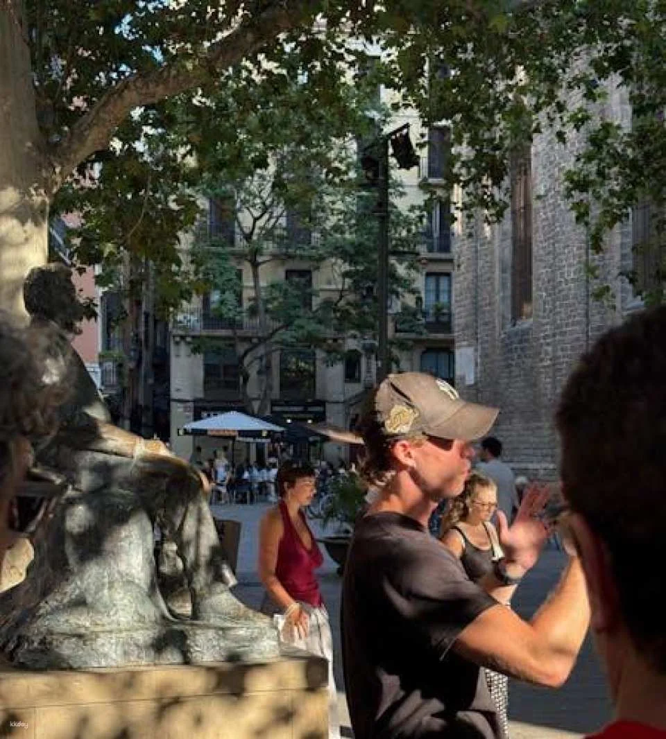 Barcelona district tour with traditional tapas tasting