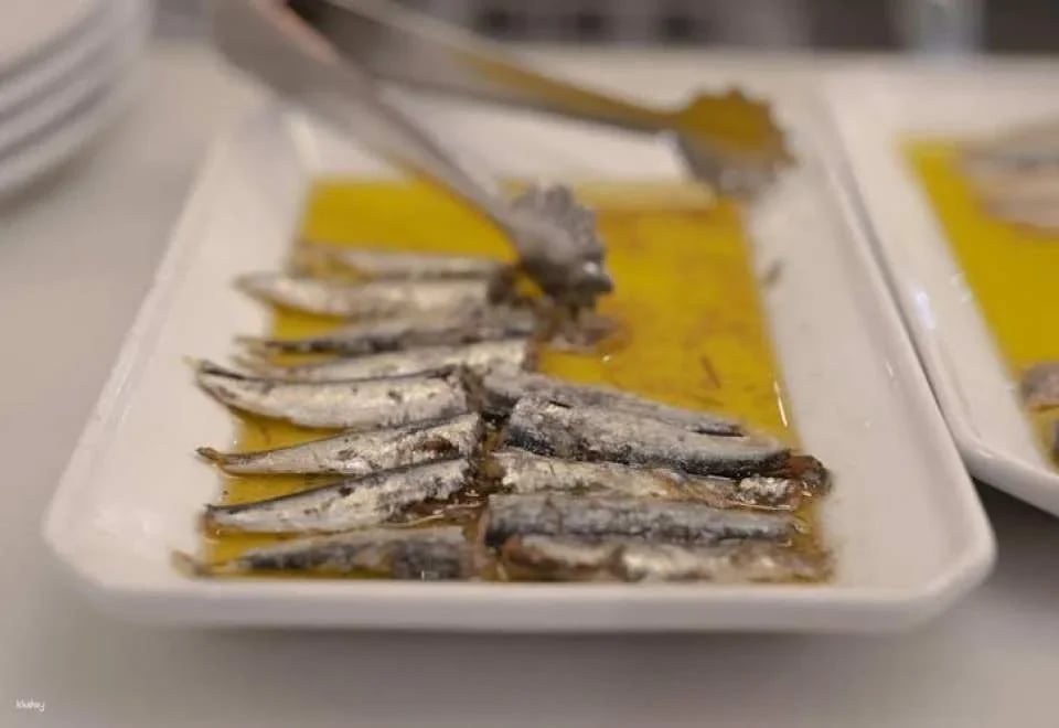 Barcelona district tour with traditional tapas tasting