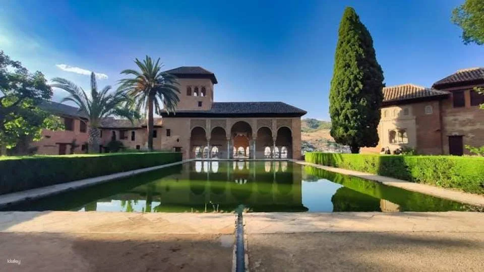 Alhambra Tickets and Small Group Guided Tour in Granada