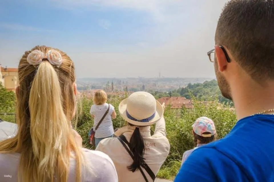 Prague sightseeing with bus, walking tour, lunch and river cruise