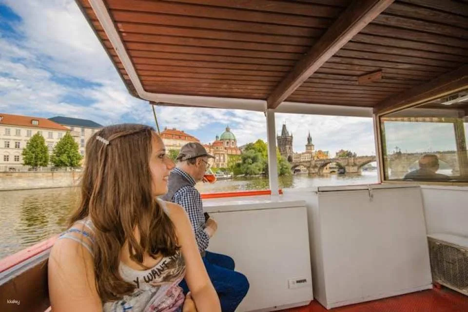Prague sightseeing with bus, walking tour, lunch and river cruise