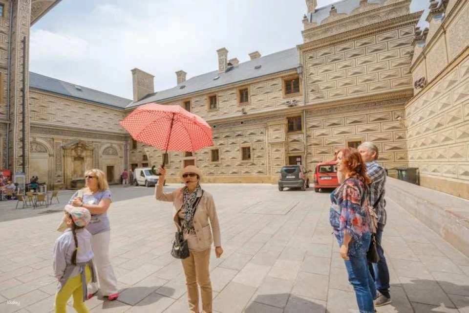 Prague sightseeing with bus, walking tour, lunch and river cruise