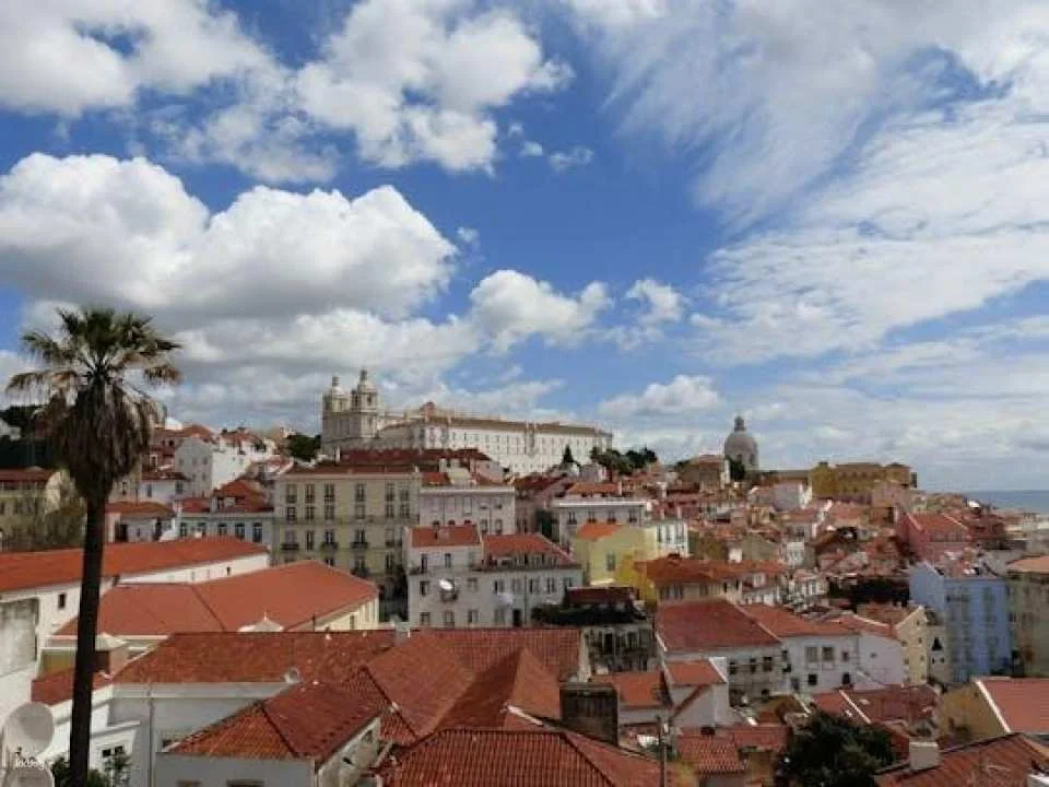 Old Lisbon tuk-tuk tour with food tasting
