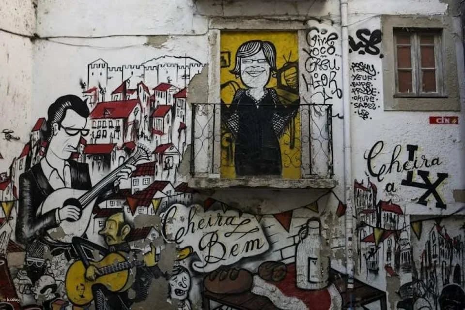 Old Lisbon tuk-tuk tour with food tasting