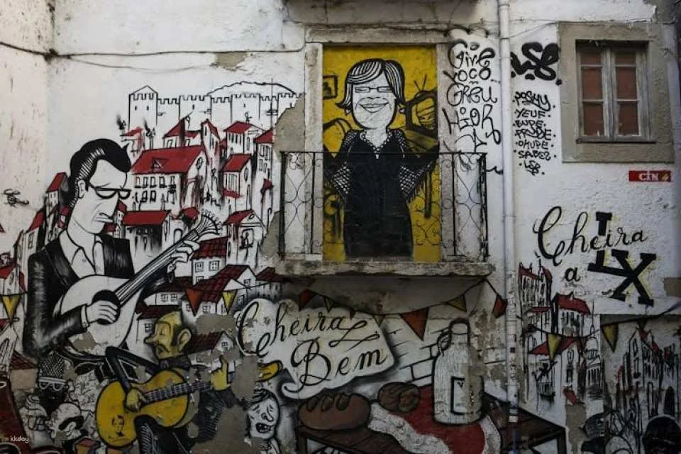 Old Lisbon tuk-tuk tour with food tasting