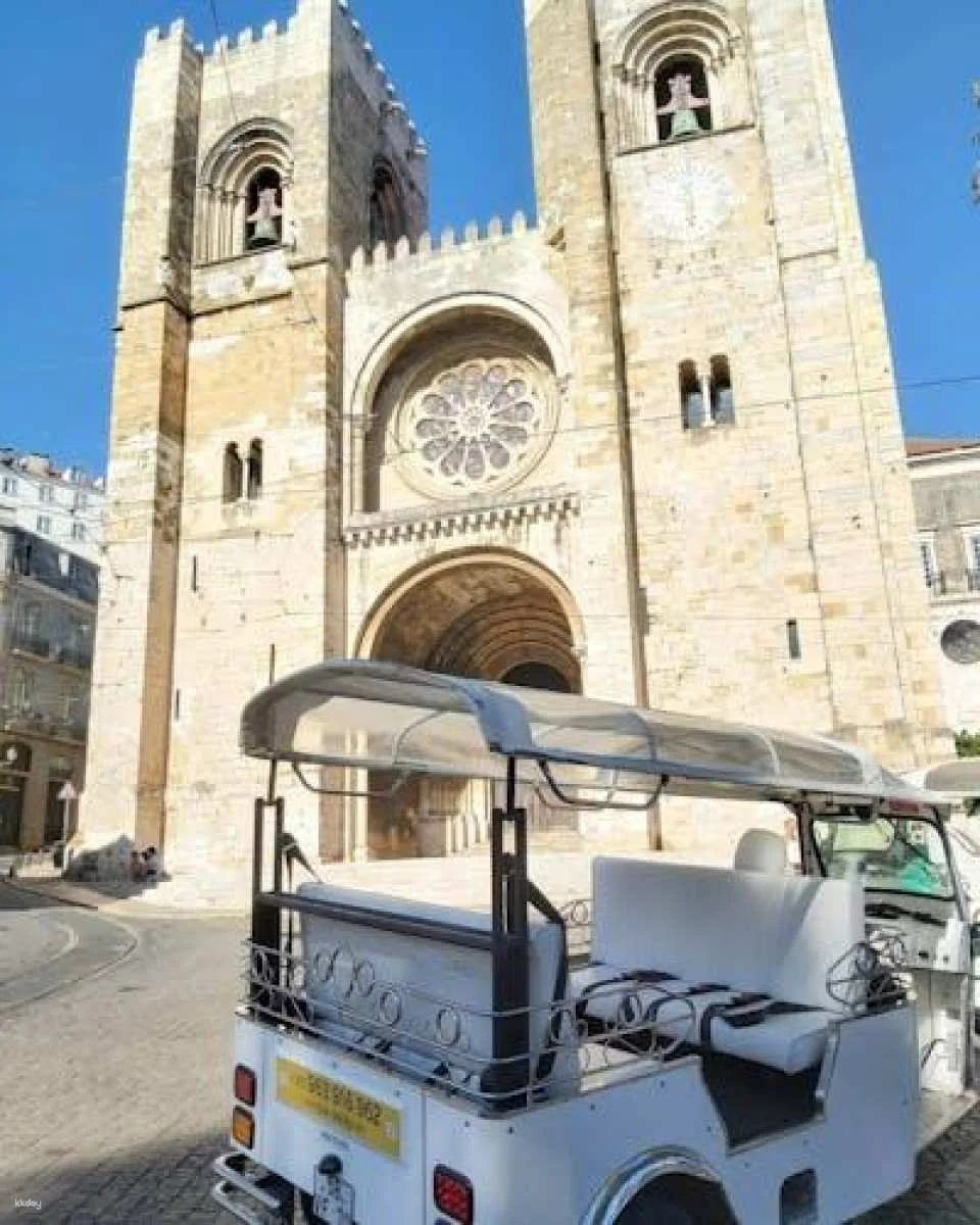 Old Lisbon tuk-tuk tour with food tasting
