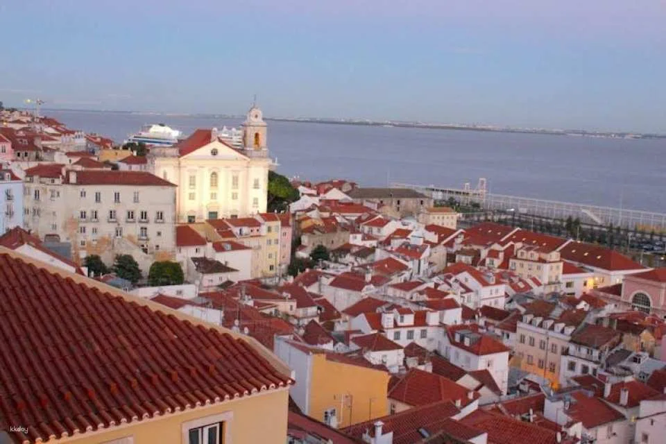Old Lisbon tuk-tuk tour with food tasting