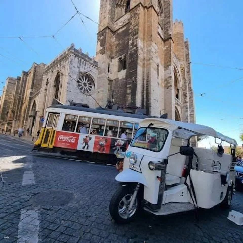 Old Lisbon tuk-tuk tour with food tasting