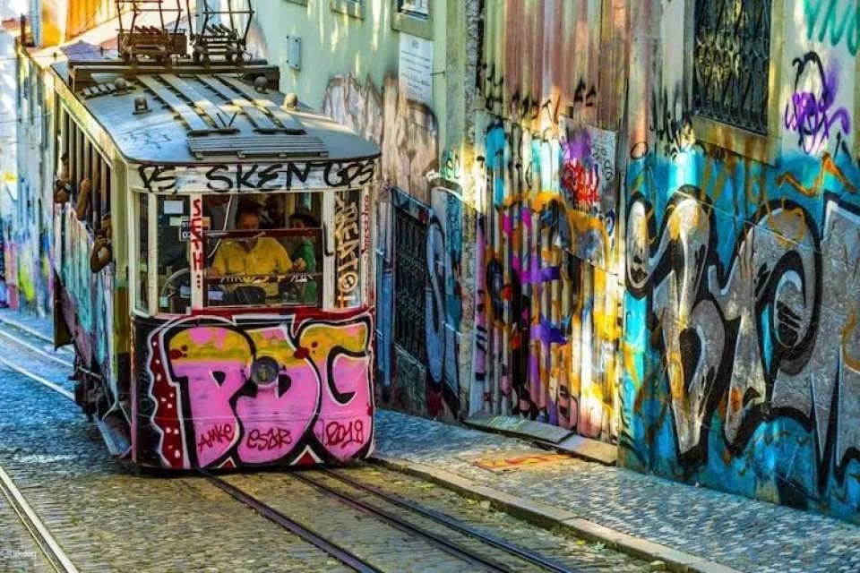 Old Lisbon tuk-tuk tour with food tasting