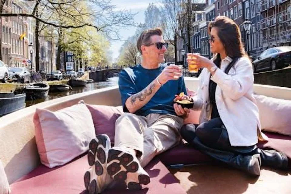 Amsterdam's canals tour with cheese and drinks tasting