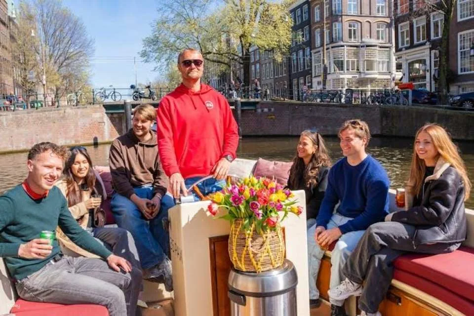 Amsterdam's canals tour with cheese and drinks tasting