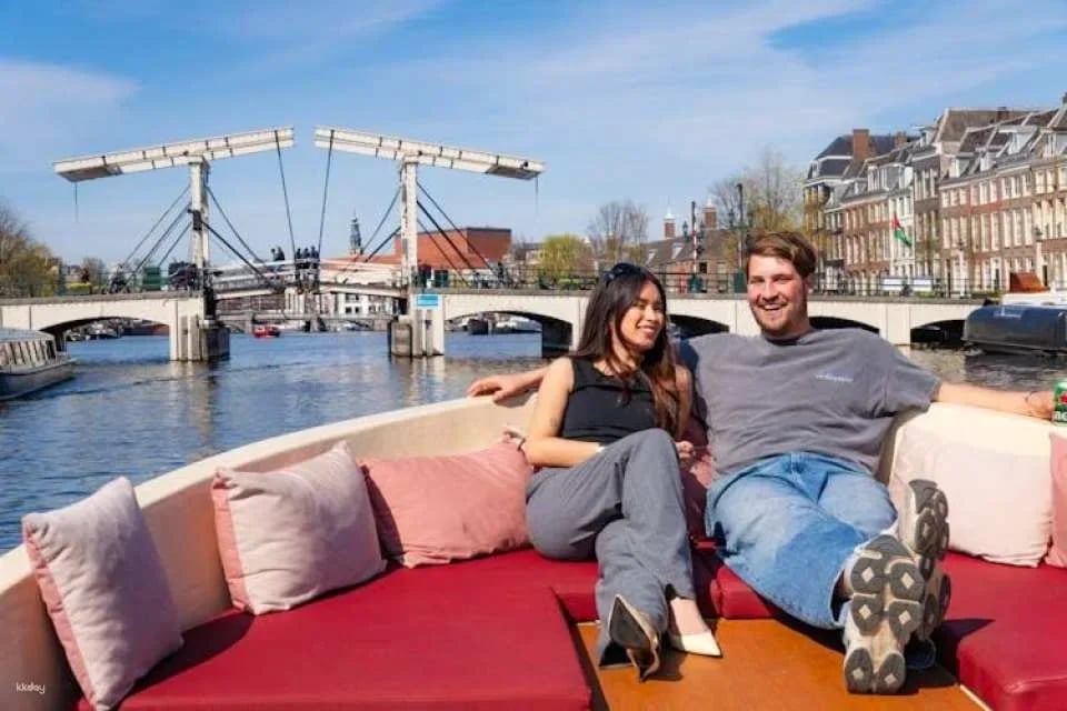 Amsterdam's canals tour with cheese and drinks tasting