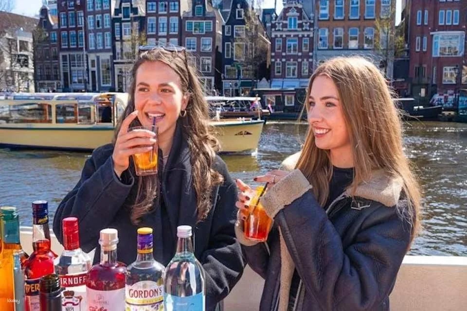 Amsterdam's canals tour with cheese and drinks tasting