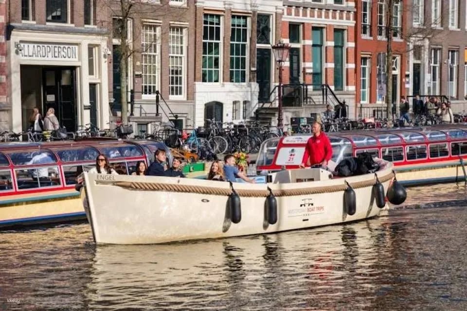 Amsterdam's canals tour with cheese and drinks tasting