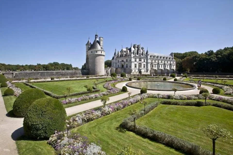 2-Day Excursion to Mont Saint-Michel, Loire Valley Chateaux and Wine Tasting from Paris