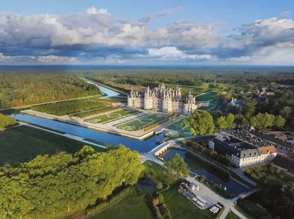 2-Day Excursion to Mont Saint-Michel, Loire Valley Chateaux and Wine Tasting from Paris