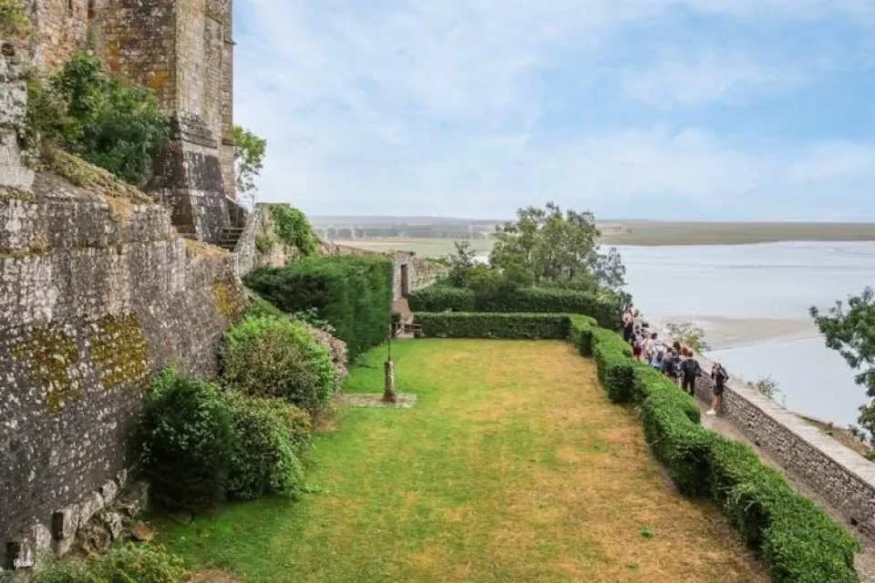 2-Day Excursion to Mont Saint-Michel, Loire Valley Chateaux and Wine Tasting from Paris