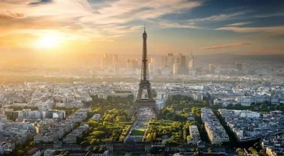 Direct Access Eiffel Tower Tour with Access to the 2nd Floor