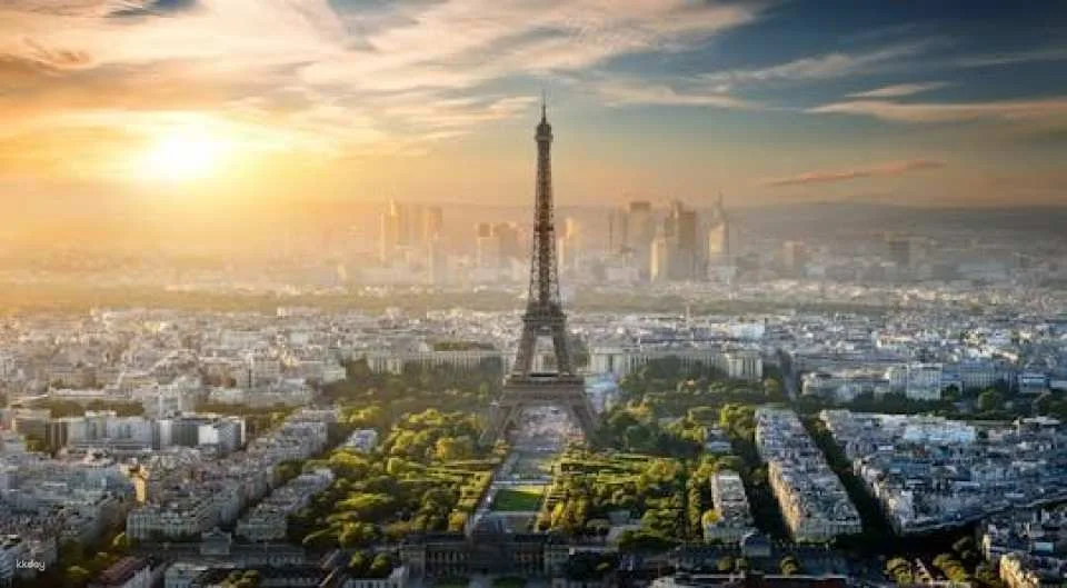 Direct Access Eiffel Tower Tour with Access to the 2nd Floor