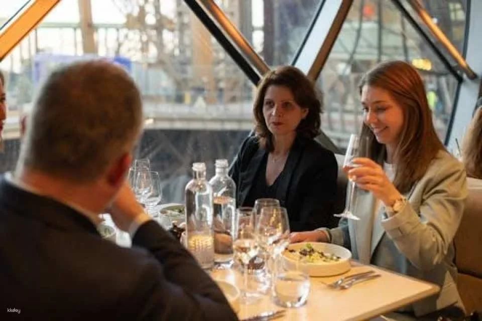 Audioguided tour of the Eiffel Tower with lunch