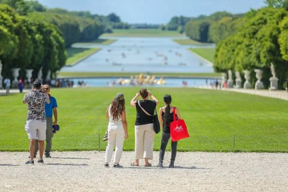 Guided Tour of Versailles Palace and Giverny with Transportation and Lunch