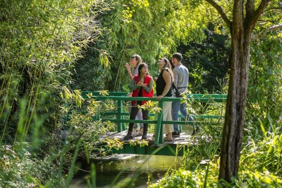 Guided Tour of Versailles Palace and Giverny with Transportation and Lunch