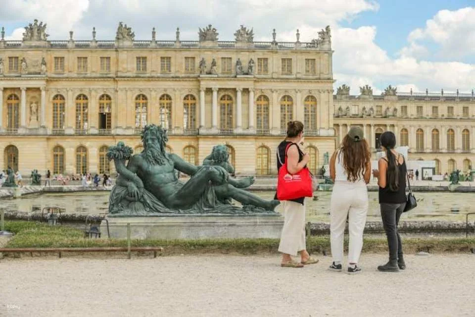 Guided Tour of Versailles Palace and Giverny with Transportation and Lunch
