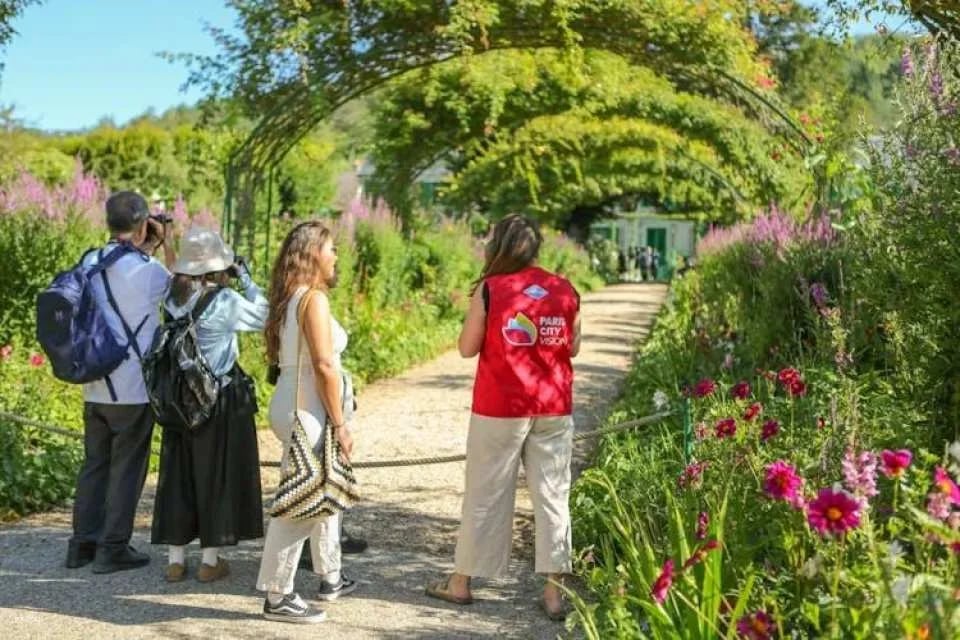 Guided Tour of Versailles Palace and Giverny with Transportation and Lunch