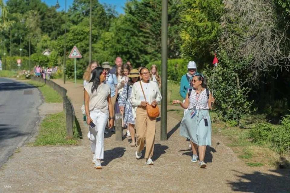 Guided Tour of Versailles Palace and Giverny with Transportation and Lunch