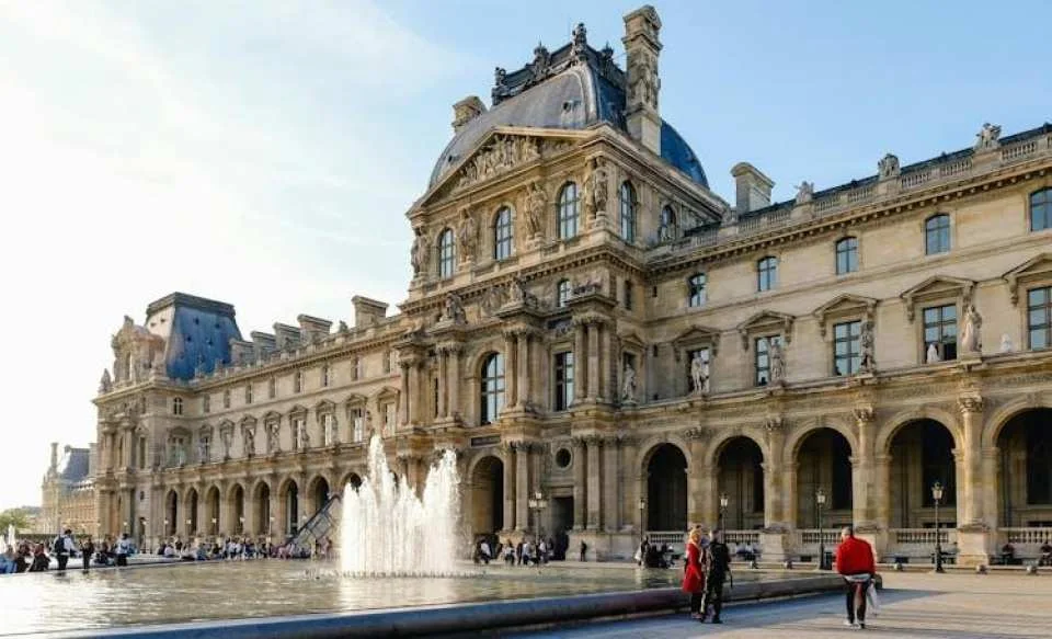 Louvre guided tour with priority entry and audio guide