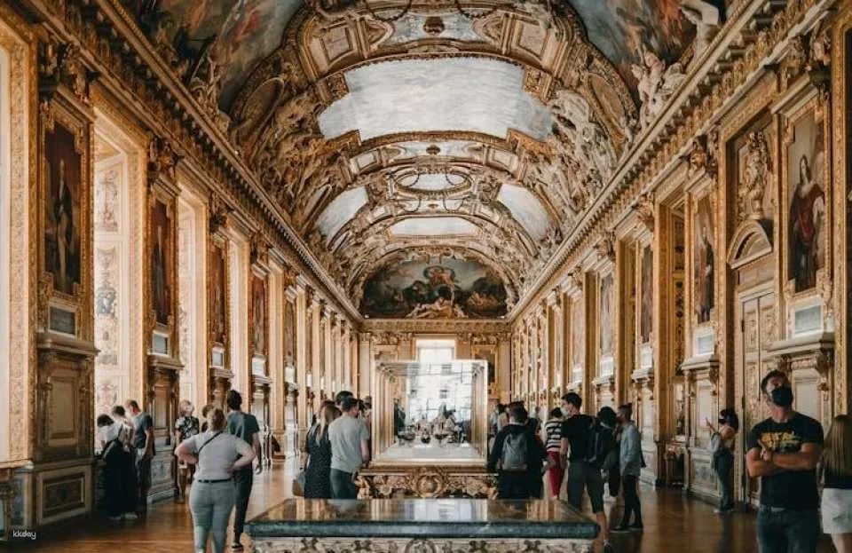 Louvre guided tour with priority entry and audio guide