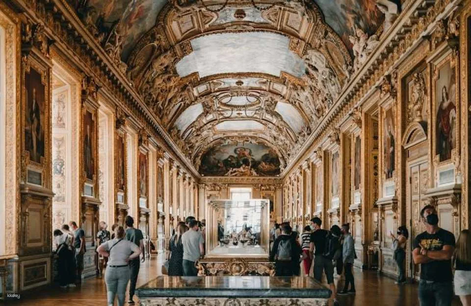 Louvre guided tour with priority entry and audio guide