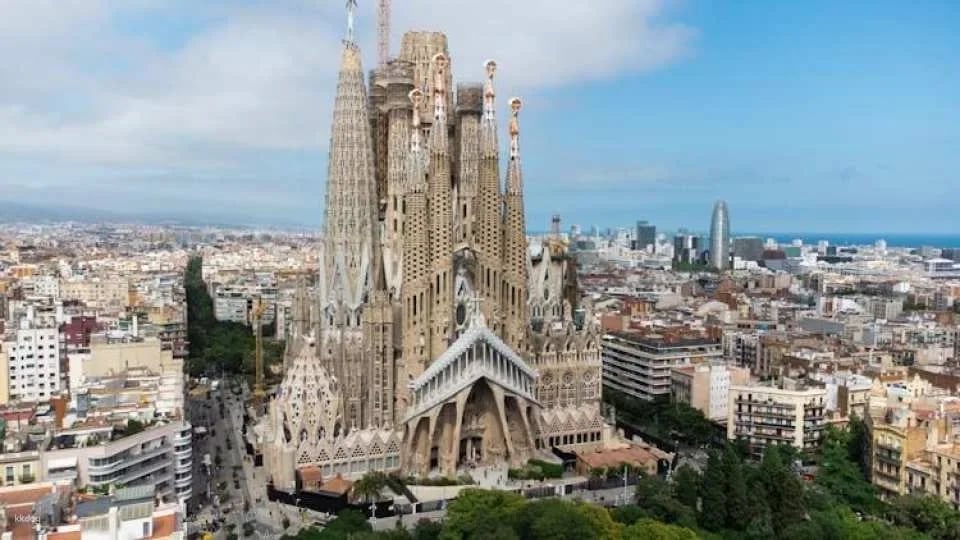 Skip the Line: Sagrada Familia Guided Tour