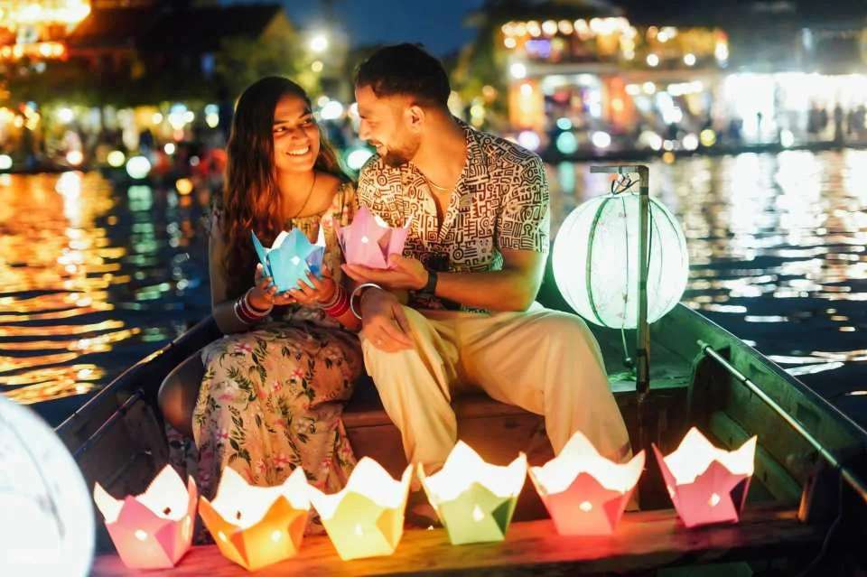 Hoi An: Golden Hour and Night Photoshoot with Guide