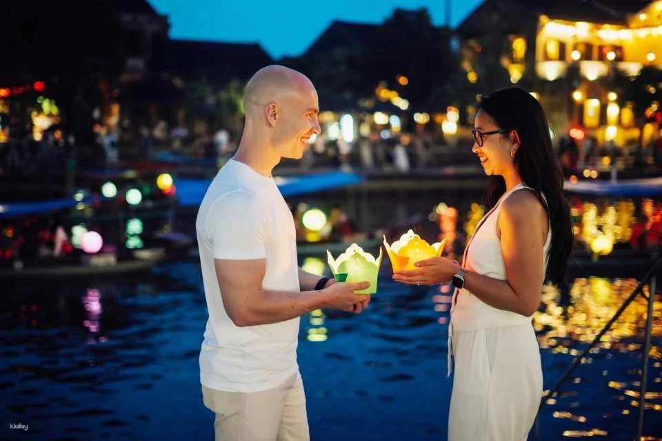 Hoi An: Golden Hour and Night Photoshoot with Guide
