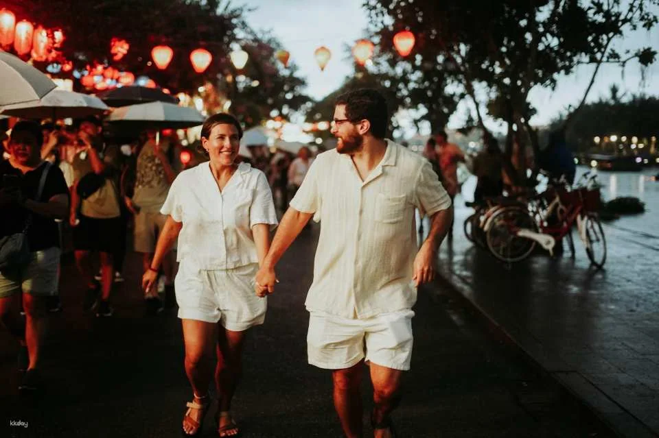 Hoi An: Golden Hour and Night Photoshoot with Guide