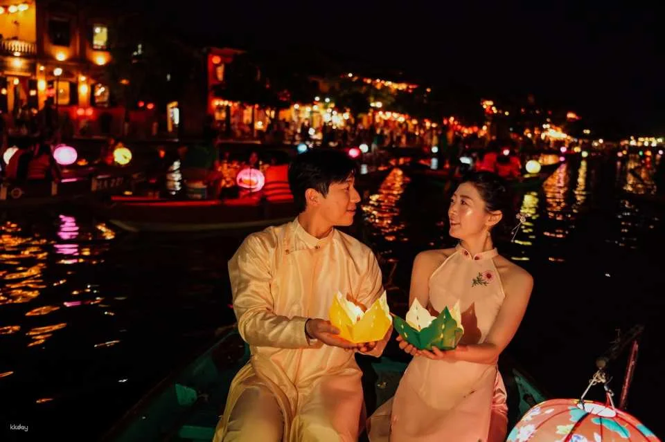 Hoi An: Golden Hour and Night Photoshoot with Guide
