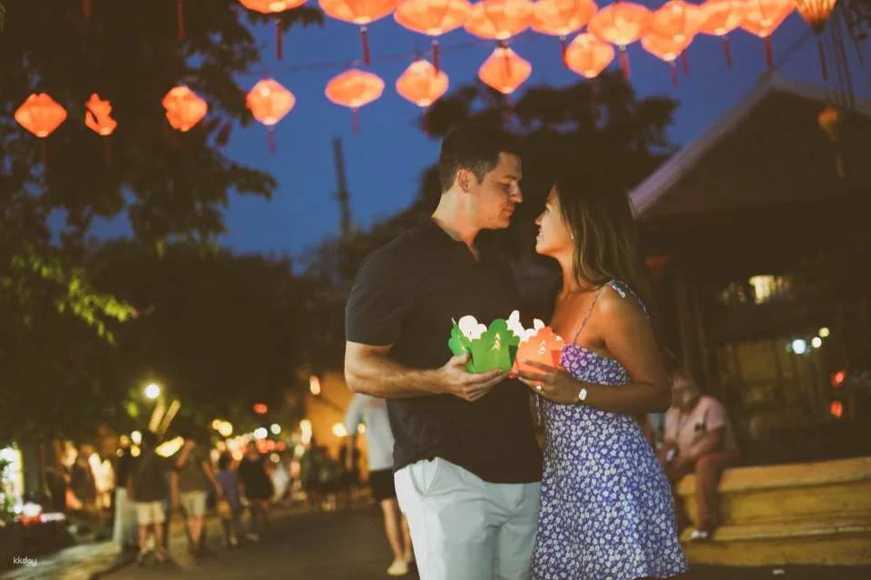 Hoi An: Golden Hour and Night Photoshoot with Guide